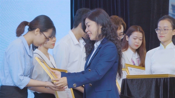 Bà Hoàng Thu Châu - Tổng Giám đốc NovaGroup trao học bổng cho các em sinh viên.