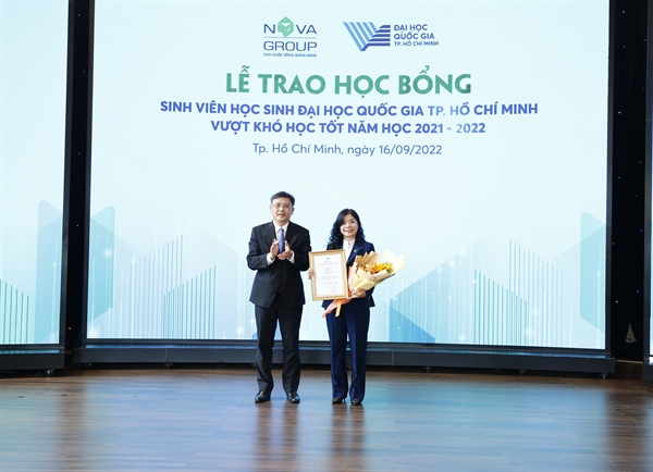 Bà Hoàng Thu Châu - Tổng Giám đốc NovaGroup nhận hoa và thư cảm ơn từ PGS.TS Nguyễn Minh Tâm - PGĐ Đại học Quốc gia TPHCM