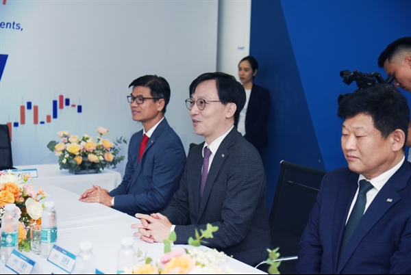 Ông Kang Moon Kyung (ngồi giữa) - Tổng giám đốc CTCK Mirae Asset (Việt Nam) phát biểu.