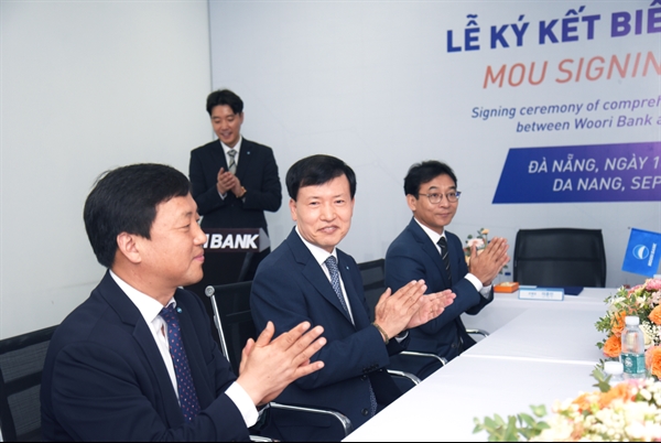Ông Lee Jong In (ngồi giữa) - Tổng Giám Đốc Ngân hàng Woori Việt Nam bày tỏ thiện chí hợp tác.