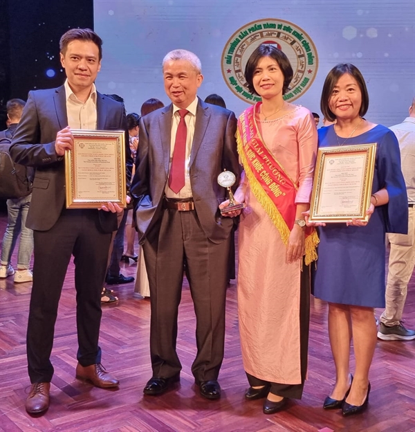 Đại diện Sanofi Việt Nam nhận Huy chương Vàng tại Lễ trao giải thưởng “Sản phẩm Vàng vì sức khỏe cộng đồng” năm 2022