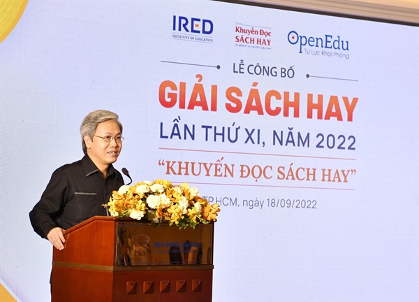 Ông Giản Tư Trung chia sẻ tại Giải Sách Hay 2022