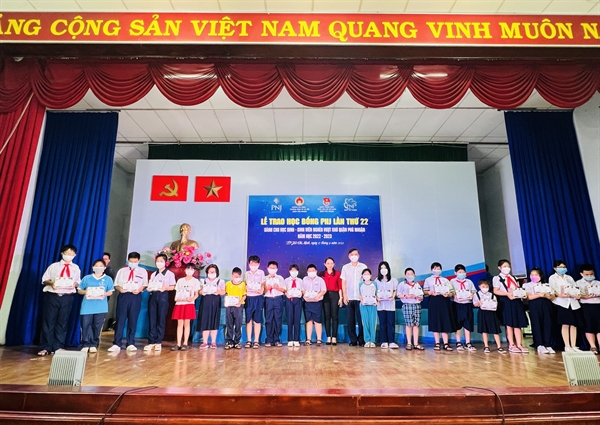 Các em học sinh, sinh viên nghèo vượt khó Quận Phú Nhuận nhận Học bổng PNJ.
