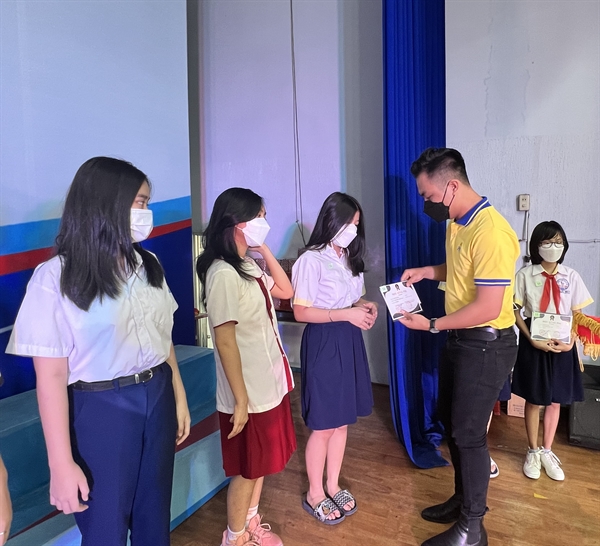 Đại diện PNJ trao tặng học bổng cho các em học sinh, sinh viên nghèo vượt khó Quận Phú Nhuận.