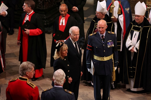 Tổng thống Mỹ Joe Biden và đệ nhất phu nhân Jill Biden đến Tu viện Westminster để dự tang lễ. Ảnh: AP.