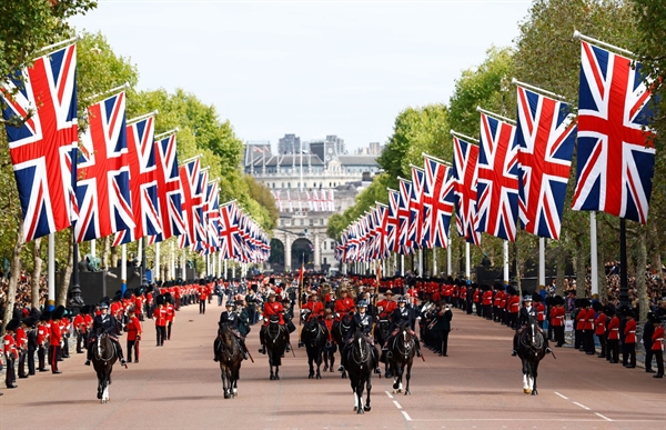 Đám tang của Nữ hoàng diễu hành xuống Trung tâm mua sắm sau buổi lễ tại Tu viện Westminster.