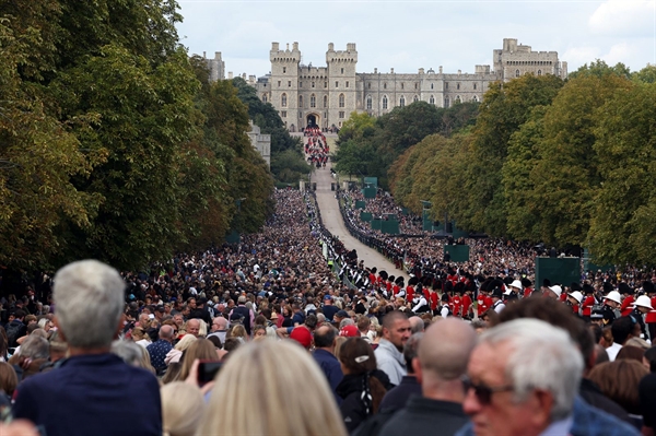 Xe tang chở linh cữu Nữ hoàng tiến vào khuôn viên Lâu đài Windsor. Ảnh: Reuters