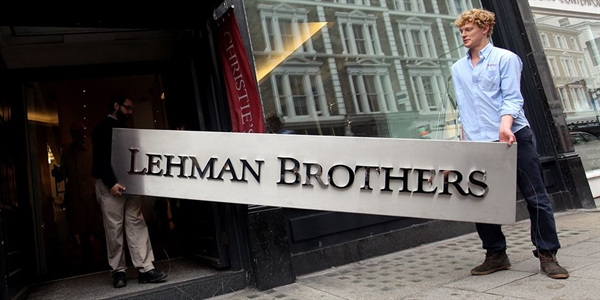 Lehman Brothers đã đệ đơn phá sản vào ngày 15 tháng 9 năm 2008. Vào thời điểm sụp đổ, Lehman là ngân hàng đầu tư lớn thứ tư tại Mỹ với 25.000 nhân viên trên toàn thế giới. Sự sụp đổ của Lehman đã làm chao đảo các thị trường tài chính toàn cầu trong nhiều tuần, dựa trên quy mô và vị thế của họ ở Mỹ và trên toàn cầu. Ảnh:  citywireselector