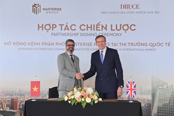 Ông Robert Barlett, CEO Druce toàn cầu trong buổi ký kết cùng Masterise Group nhằm phân phối bất động sản Việt Nam ra toàn cầu. Ảnh: Druce
