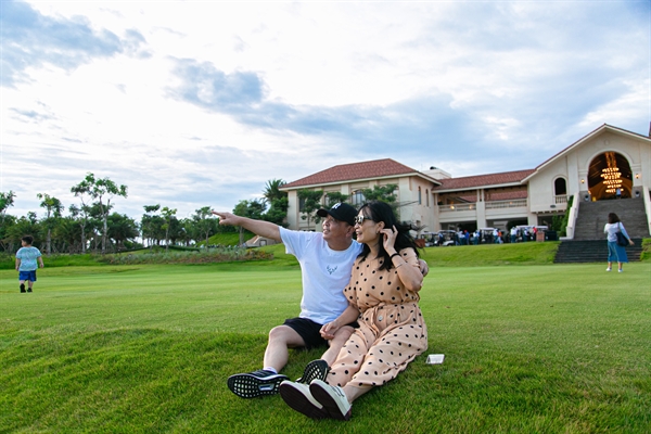Vợ chồng anh Nguyễn Viết Bảo ấn tượng với thiên nhiên “biển xanh-cát trắng-nắng vàng” và cụm sân GOLF PGA 36 hố độc quyền tại NovaWorld Phan Thiet.