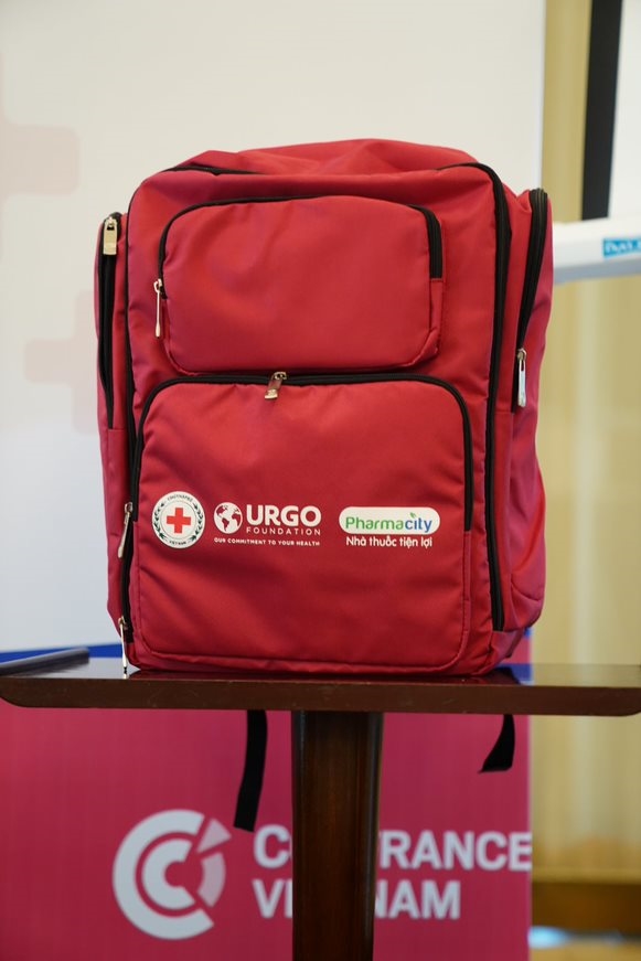 Quỹ Urgo đã tặng Bộ dụng cụ sơ cứu cho các cửa hàng Pharmacity