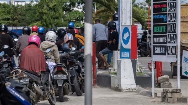 Những người đi xe máy xếp hàng để mua nhiên liệu tại một trạm xăng ở Kendari, Indonesia, vào ngày 21 tháng 9: Tác động của tình trạng thiếu nguồn cung sẽ được cảm nhận rõ nhất ở châu Á mới nổi. © Sipa / AP