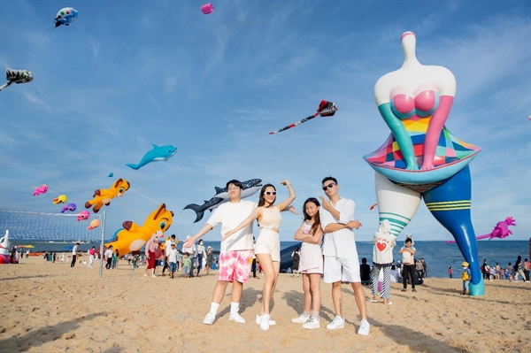 Bình Thuận được thiên nhiên ưu đãi với bờ biển dài thích hợp với nhu cầu giải trí, nghỉ dưỡng và chăm sóc sức khỏe