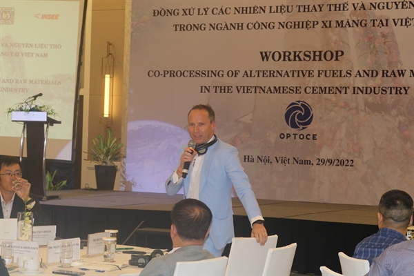 Ông Bruno Fux, Giám đốc Ecocycle và Phát triển Bền vững INSEE Việt Nam chia sẻ tại hội thảo