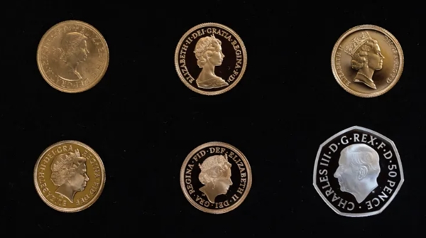 5 phiên bản tiền xu với hình ảnh của Nữ hoàng Elizabeth II và đồng xu mới với hình ảnh Vua Charles III.