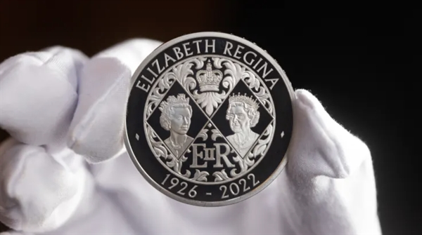 Đồng tiền kỷ niệm trị giá 5 bảng Anh - một đồng xu được dùng để làm quà lưu niệm hoặc vật sưu tầm, thường không có giá trị sử dụng 