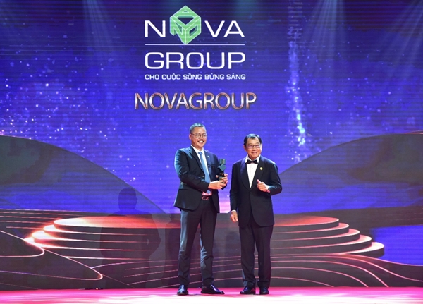 Đại diện NovaGroup nhận giải 