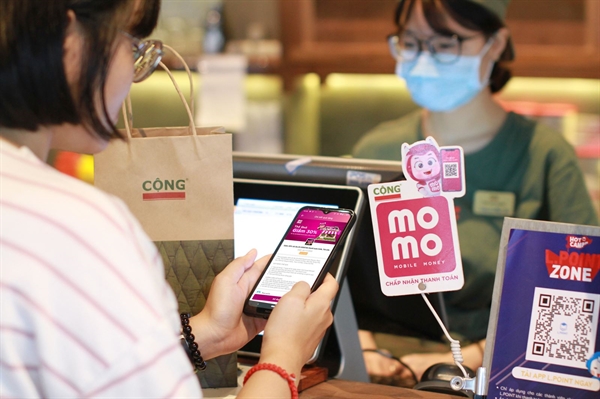 Tại Việt Nam, nhiều người dân đã quen với việc “không sử dụng tiền mặt” qua các ứng dụng ví điện tử như MoMo hay ZaloPay