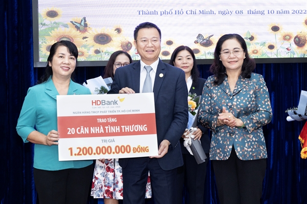 Ông Hoàng Đức Long - Giám đốc Khối Nguồn vốn và Kinh doanh tiền tệ - đại diện HDBank trao bảng tượng trưng kinh phí hỗ trợ xây dựng 20 căn nhà tình thương cho UBMTTQ Việt Nam TP.HCM.