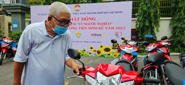 Ông Nguyễn Quốc Trạng - 78 tuổi (quận Tân Phú), lái xe ôm, xúc động bên phương tiện mới vừa được hỗ trợ tại Tháng  cao điểm “Vì người nghèo” 2022.