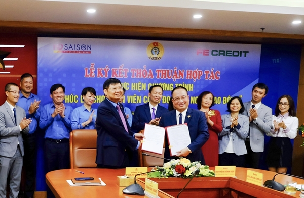 Ông Phan Văn Anh - Phó chủ tịch Tổng liên đoàn lao động Việt Nam (trái) và ông Nguyễn Đình Đức- Phó Tổng Giám đốc HD SAISON thực hiện nghi thức ký kết