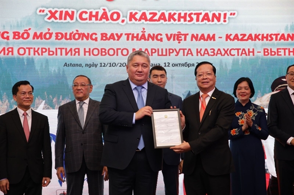 Ông Talgat Tleubekovits –  Chủ tịch Ủy ban Hàng không dân dụng Kazakhstan trao giấy phép cho đại diện Vietjet - Phó Tổng giám đốc Chu Việt Cường và chúc mừng Vietjet khai trương đường bay đầu tiên kết nối Almaty với Nha Trang
