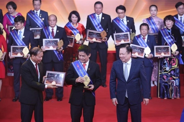 Ông Nguyễn Quốc Kỳ-Chủ tịch HĐQT Tập đoàn Vietravel nhận danh hiệu. Ảnh: VCCI