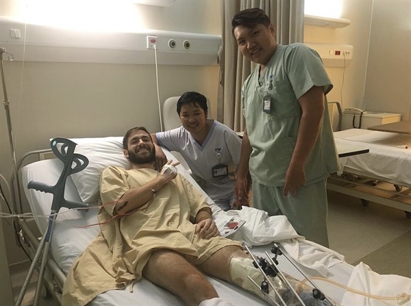Niềm hạnh phúc của Juan khi mở mắt ra thấy chân mình vẫn còn sau tai nạn khủng khiếp (Anh: NVCC)