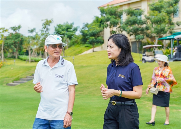 Chị Thuận Thiên trong một buổi trao đổi với nhà đầu tư của NovaWorld Phan Thiet về PGA Golf.
