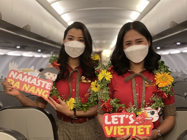 Phi hành đoàn Vietjet trên những chuyến bay đầu tiên kết nối Đà Nẵng với Ấn Độ.