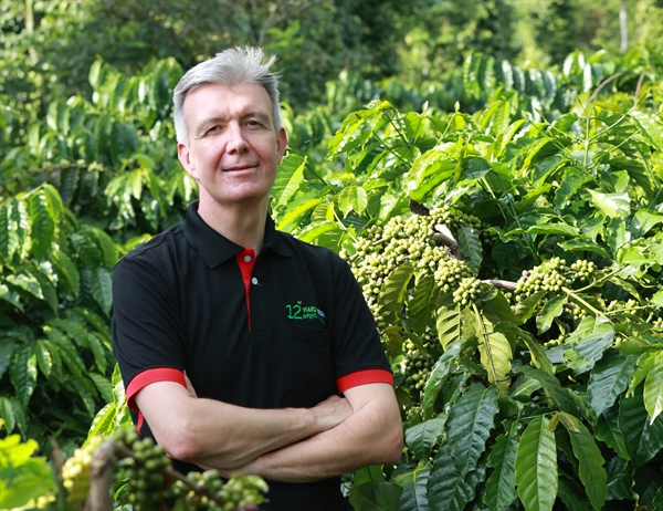 Ông David Rennie, Phó Chủ tịch điều hành, Tập đoàn Nestlé, tại vườn cafe canh tác theo mô hình nông nghiệp bền vững canh tác theo mô hình nông nghiệp tái sinh thuộc dự án Nescafé Plan tại Việt Nam