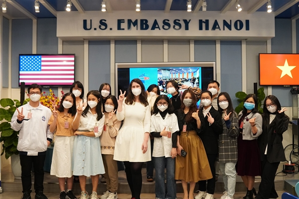 Các đội tham dự vòng chung kết Speak-to-Lead 2021 tham quan Đại sứ quán Hoa Kỳ tại Hà Nội.