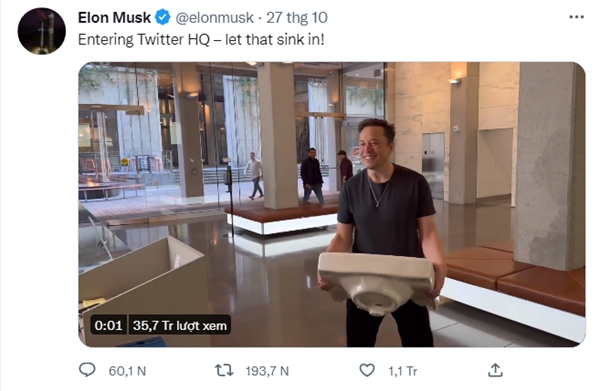 Ông Elon Musk chia sẻ khoảnh khắc bước vào trụ sở Twitter trên trang twitter của mình.