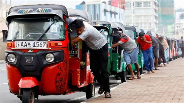 Tài xế xếp hàng mua nhiên liệu ở Sri Lanka.