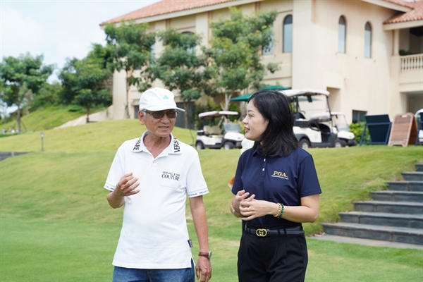 Nhà đầu tư Nguyễn Hàng trong chuyến tham quan căn biệt thự mà mình đã đầu tư