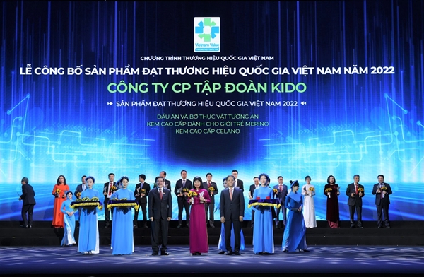 Bà Nguyễn Thị Xuân Liễu - Phó tổng giám đốc Tập đoàn KIDO nhận giải thưởng 