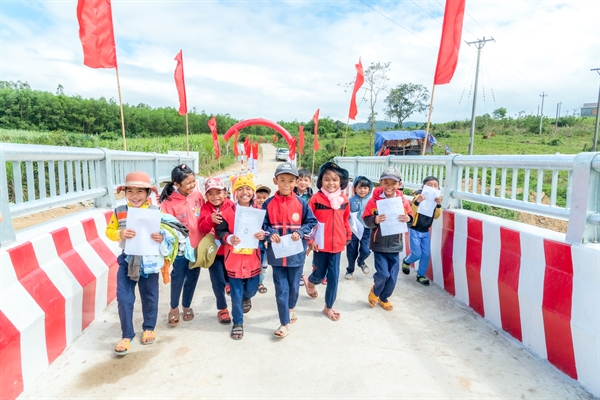 Các em học sinh huyện Sơn Hòa, tỉnh Phú Yên hân hoan đi trên chiếc cầu kiêng cố do CLB thiện nguyện Ấm Tình Yêu Thương (do Công ty SCC sáng lập) tài trợ