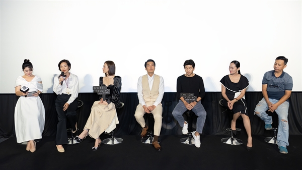 Nhà sản xuất Trần Thị Bích Ngọc (thứ 2, từ trái sang) chia sẻ về quá trình ấp ủ ý tưởng đến khi bộ phim thành hình
