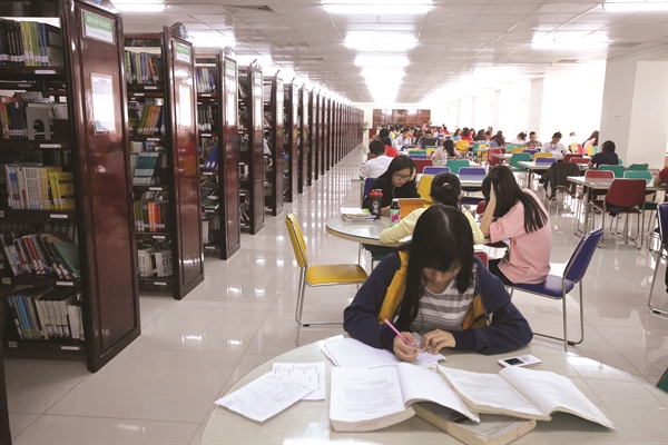 World Bank khuyến nghị rằng, nếu Việt Nam muốn đạt mục tiêu trở thành nước có thu nhập trung bình cao, sẽ phải có hơn 3,8 triệu sinh viên Việt Nam theo học đại học. Ảnh: Quý Hoà