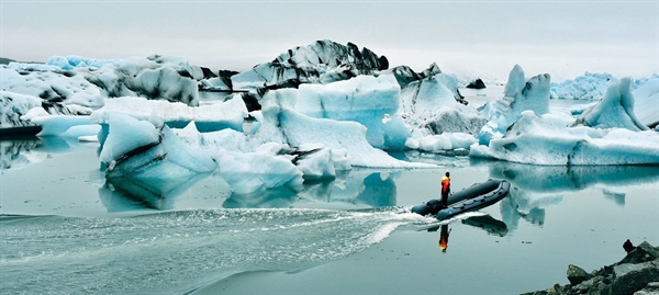 Đầm phá sông băng Jökulsárlón ở Iceland, một phần của Di sản Thế giới, được hình thành tự nhiên từ nước băng tan chảy và đang phát triển vĩnh viễn trong khi những khối băng lớn vỡ vụn từ một sông băng đang co lại.