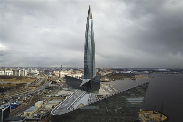 Quang cảnh tòa tháp thương mại Trung tâm Lakhta, trụ sở của công ty độc quyền khí đốt Nga Gazprom ở St. Petersburg, Nga. Ảnh: AP.