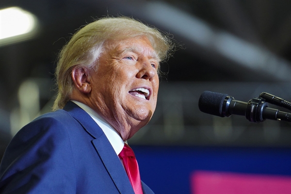 Cựu Tổng thống Mỹ Donald Trump phát biểu tại một cuộc mít tinh ở Warren, Michigan, ngày 1/10/2022. Ảnh: Reuters.