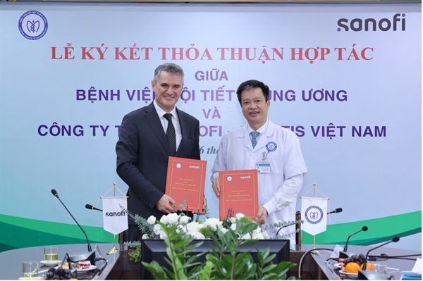 TS.BS Phan Hoàng Hiệp – Giám đốc Bệnh viện Nội tiết Trung Ương và  ông Emin Turan – Tổng giám đốc Sanofi Việt Nam.