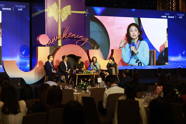 Vietnam HR Awards 2022 còn là diễn đàn để 10 diễn giả hàng đầu trong đa lĩnh vực (kinh doanh, nhân sự, văn hóa, âm nhạc,…) chia sẻ về cách kiến tạo niềm vui cho người lao động.