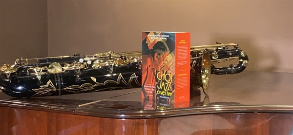 Quyển sách bên cây saxophone của nghệ sĩ Quyền Văn Minh