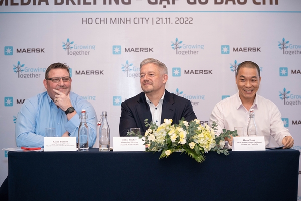 Ông Kevin Burrell, Giám đốc điều hành khu vực của Maersk Việt Nam, Campuchia, Myanmar và Lào (trái), ông Ditlev Blicher, Giám đốc điều hành Maersk châu Á - Thái Bình Dương (giữa) và Ông Hoan Đặng, Giám đốc Quản lý đơn hàng đa kênh tại Maersk Việt Nam và Campuchia (phải).