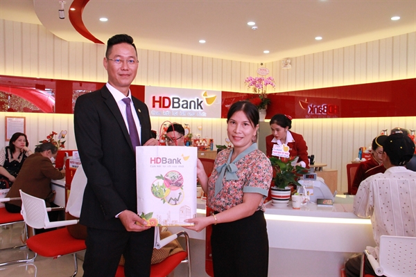 Nhân dịp khai trương trụ sở mới, HDBank Đắk Bla dành tặng những khách hàng địa phương tới giao dịch nhiều phần quà hấp dẫn, thiết thực.