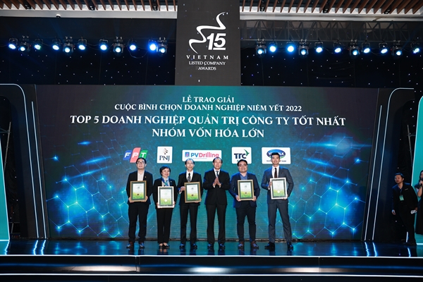 Bà Dung (thứ hai từ trái qua) cùng các đại diện các công ty nhận giải thưởng
