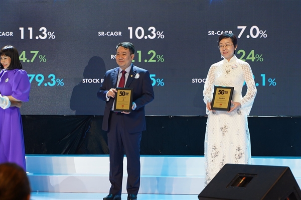 Ông Lê Trí Thông – Phó Chủ tịch HĐQT kiêm CEO PNJ nhận giải thưởng Top 50 công ty kinh doanh hiệu quả nhất Việt Nam