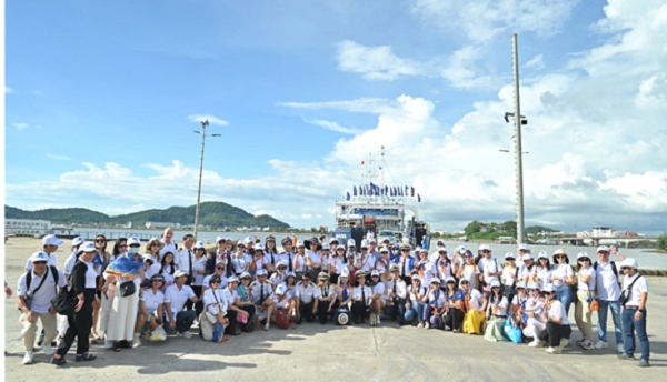 Đoàn Caravan 2022 “Hành khác Doanh Nhân Sài Gòn” đang trước phà Bình An-Hà Tiên chuẩn bị cho hành trình vượt sóng cùng 17 lá cờ của CLB DNSG như tượng trưng cho tuổi 17 - tuổi của những khát vọng vươn cao và bay xa.